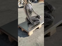 Большая современная абстрактная металлическая скульптура человеческой фигуры