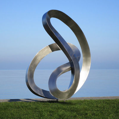 Хорошая цена. Скульптура из нержавеющей стали с текущей лентой Современное рефлексивное искусство для роскошных помещений онлайн