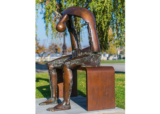 Хорошая цена. В натуральную величину бросая бронзовый человек сидя на статуе Суда онлайн