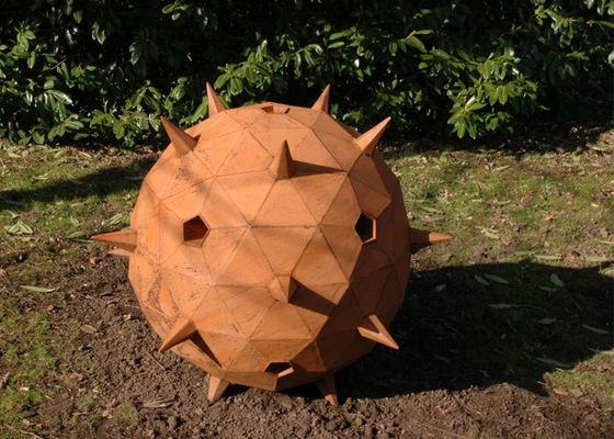 Хорошая цена. Скульптура шарика терния сада Corten изготовленного на заказ размера стальная ржавая онлайн