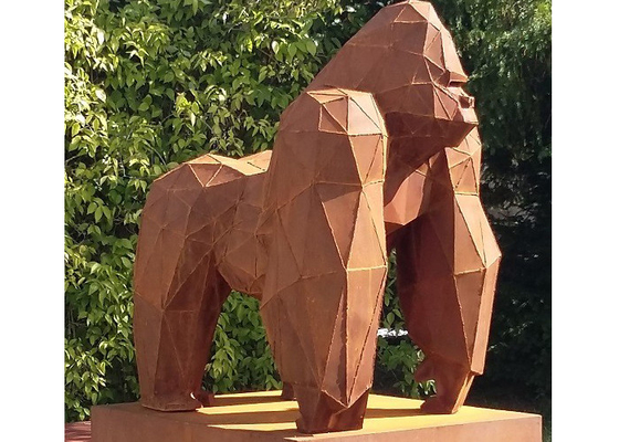 В натуральную величину ржавая скульптура гориллы Corten стальная для на открытом воздухе украшения